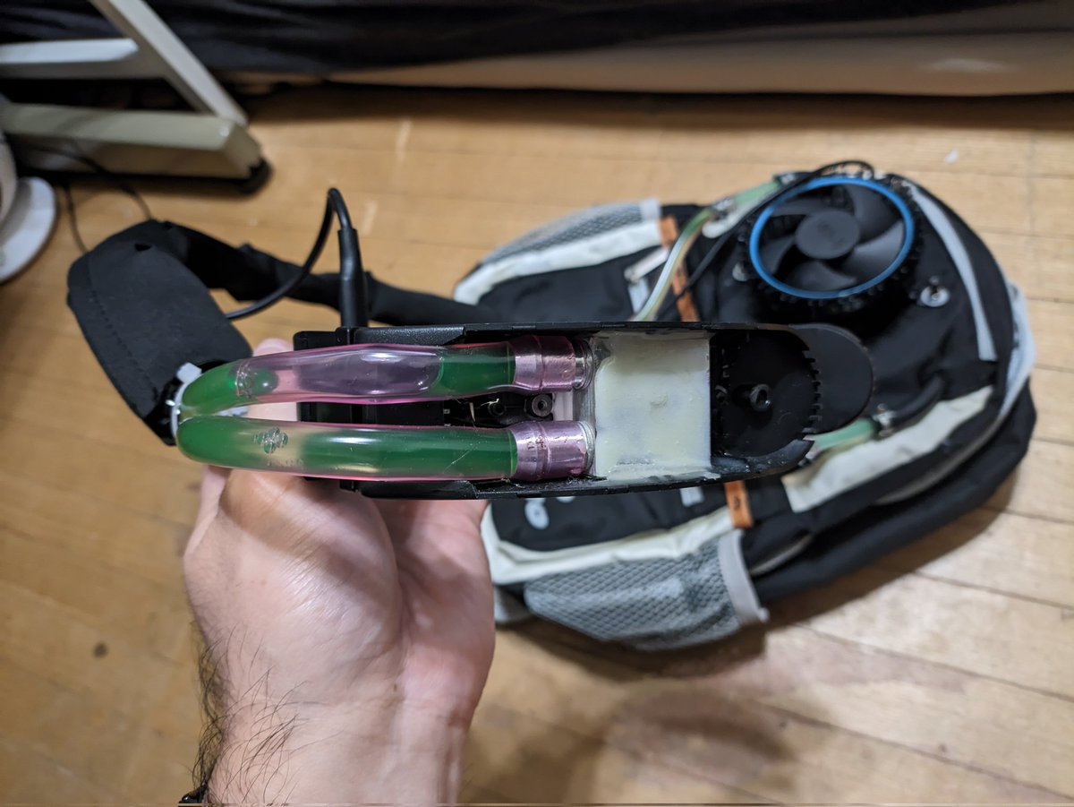 今週末はKemocon！
数か月前に作ったコモドギアもどきを使う時がいよいよやってきた。
こいつはペルチェ方式のネッククーラーを無理やり水冷化したもので、
首から熱を奪っていつでも快適！なはず。
自分以外の獣からもフィードバック欲しいから、当日誰かに装着してもらいたいな～。