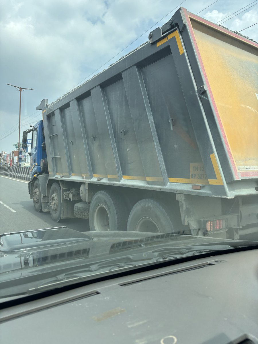 v4vasaant's tweet image. @“ChennaiCityTraffic” @ChennaiPolice @TNTransportDept
Seen a heavy vehicle on GST Road near Chromepet with no number board at front and back — only one side painted. Kindly act. #ChennaiTraffic #GSTRoad