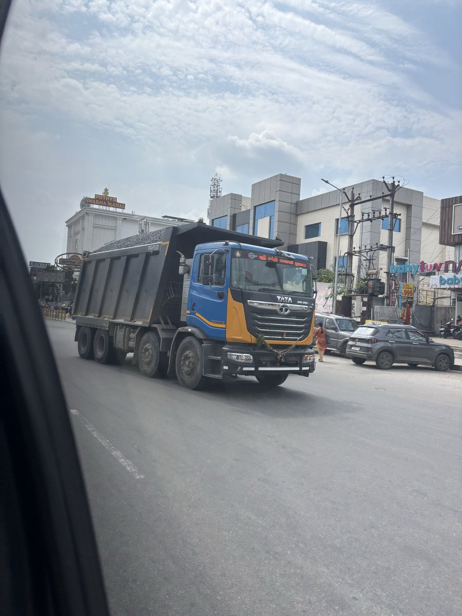 v4vasaant's tweet image. @“ChennaiCityTraffic” @ChennaiPolice @TNTransportDept
Seen a heavy vehicle on GST Road near Chromepet with no number board at front and back — only one side painted. Kindly act. #ChennaiTraffic #GSTRoad