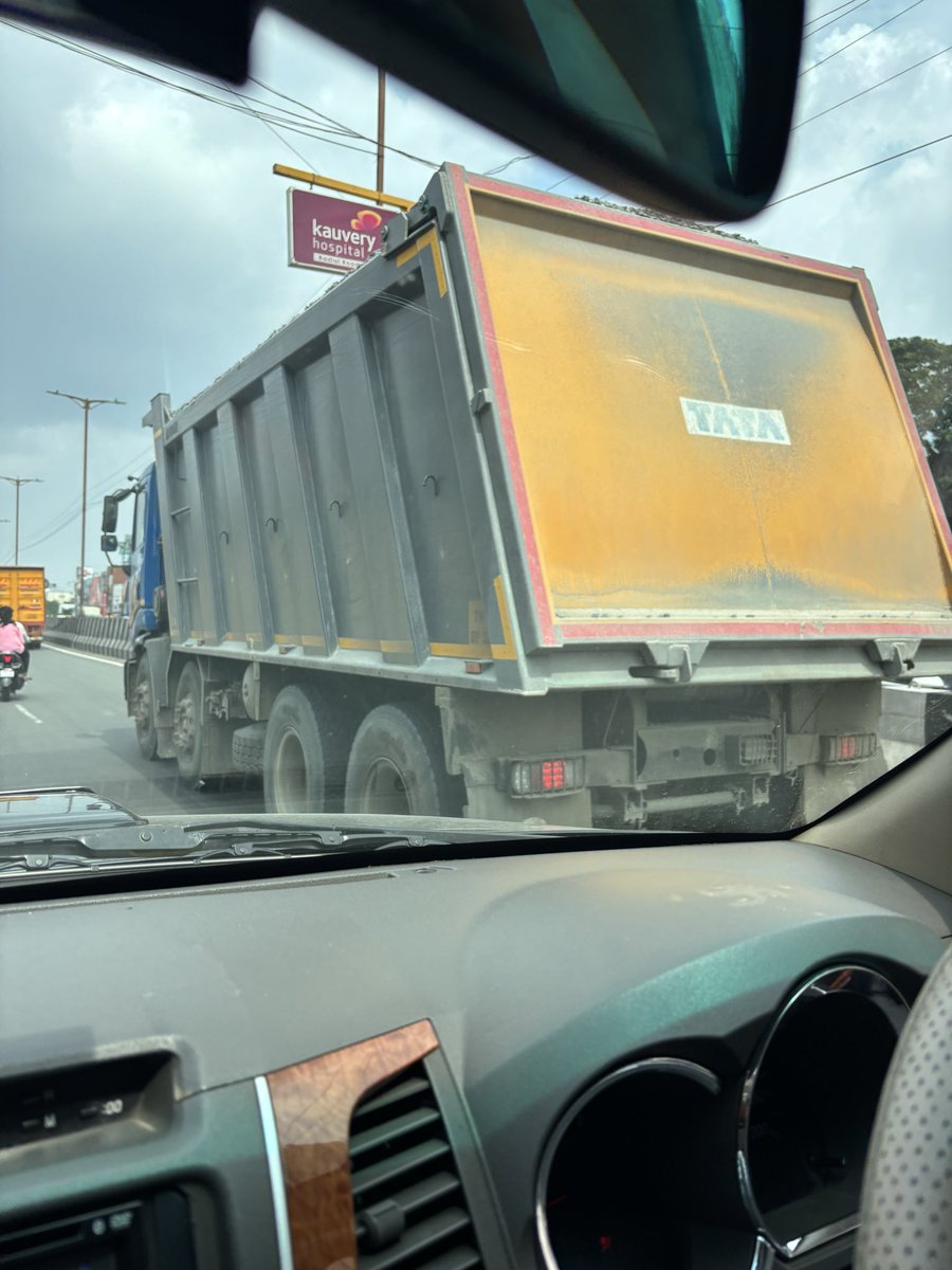 v4vasaant's tweet image. @“ChennaiCityTraffic” @ChennaiPolice @TNTransportDept
Seen a heavy vehicle on GST Road near Chromepet with no number board at front and back — only one side painted. Kindly act. #ChennaiTraffic #GSTRoad