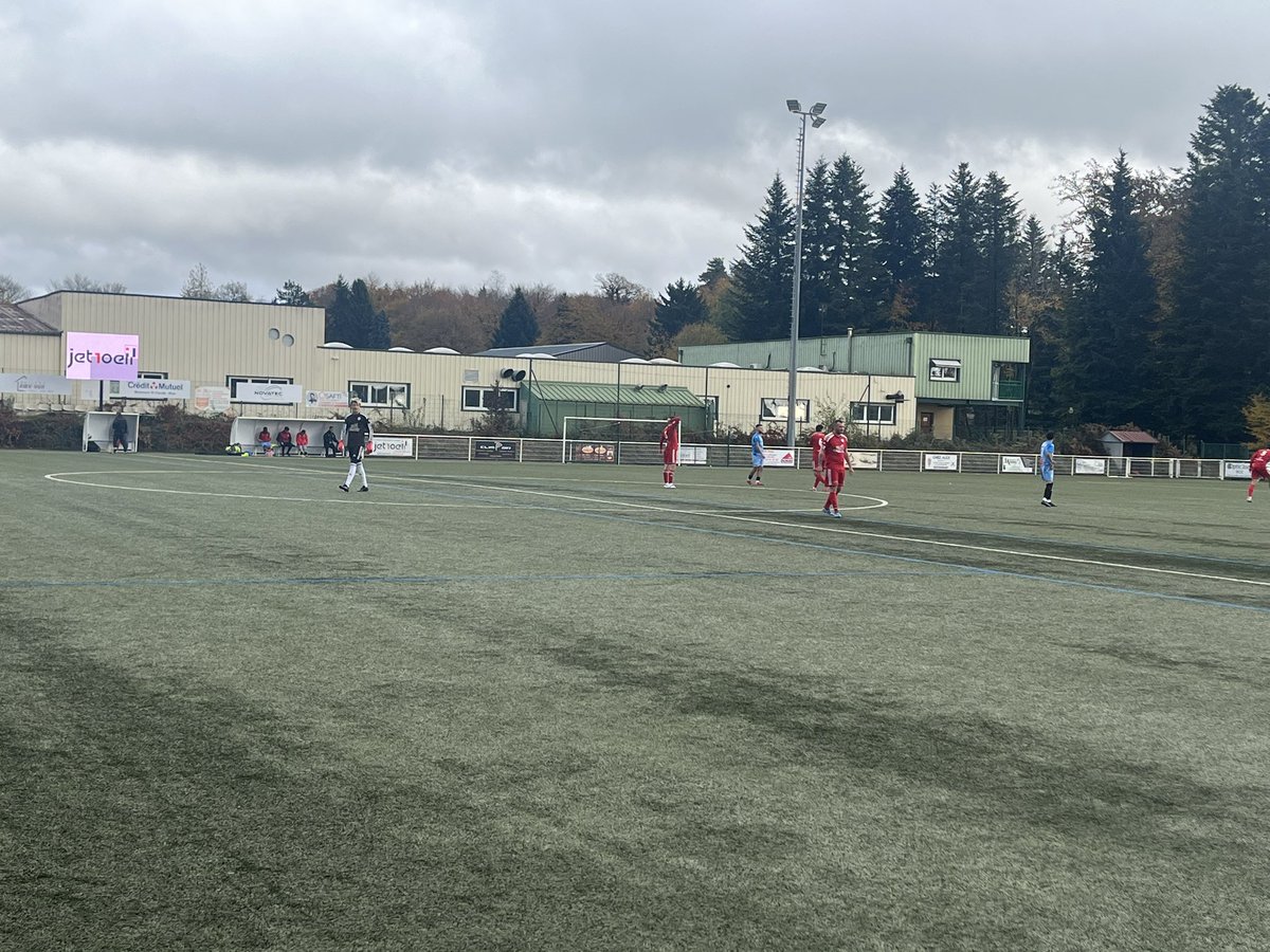 Résumé d’un week-end bien pluvieux à Nozeroy, Poligny et Tavaux avant de faire le crochet par Rioz. 
Cette passion du football amateur reste intact. Respect aux bénévoles ! #LeFootDeNosRégions