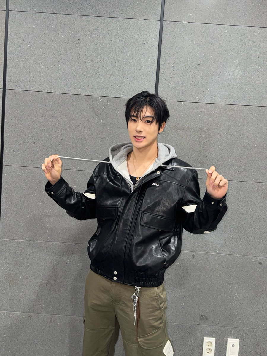 [📸] 에릭 아이돌 라디오 시즌4 DJ 완료🐶 센스 넘치는 진행과 파워풀한 댄스🕺 게임도 열심히 참여한 에디에게 최고의 아돌라 DJ 트로피를 수여합니다🏆

#THEBOYZ #더보이즈
#ERIC #에릭