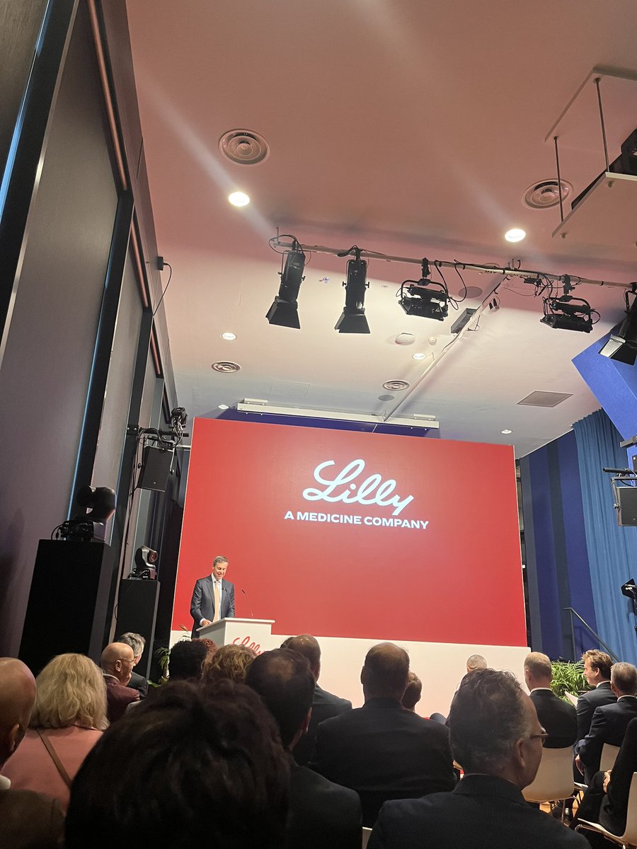 sonnyspek's tweet image. Eindelijk kunnen we erover praten! Vandaag was namelijk de aankondiging in Den Haag: de Amerikaanse farmaceut Lilly komt naar Katwijk. 💊 

Met ruim 2,5 miljard euro (!) is dit de grootste investering in Nederland in jaren. Goed voor 500 banen, 1500 mensen aan het werk tijdens de…