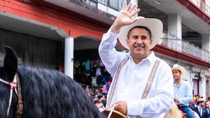 PostaMexico's tweet photo. 🧵 ¿Quién era Carlos Manzo, el alcalde de Uruapan asesinado en Michoacán?

👇ABRO HILO https://t.co/21AwPg5d7H