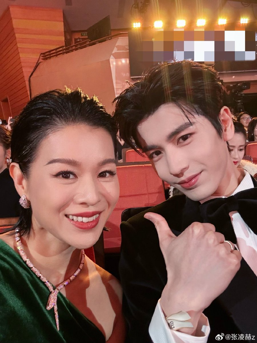 overdotwt's tweet image. Zhang Linghe posted a photo with Myolie Wu~ Murong Qingyi, and his mama, Cheng Jinzhi, reunited at the Weibo TV &amp;amp; Internet Video Summit 2025! ❤️‍🔥

#ZhangLinghe #MyolieWu #Overdo #这一秒过火