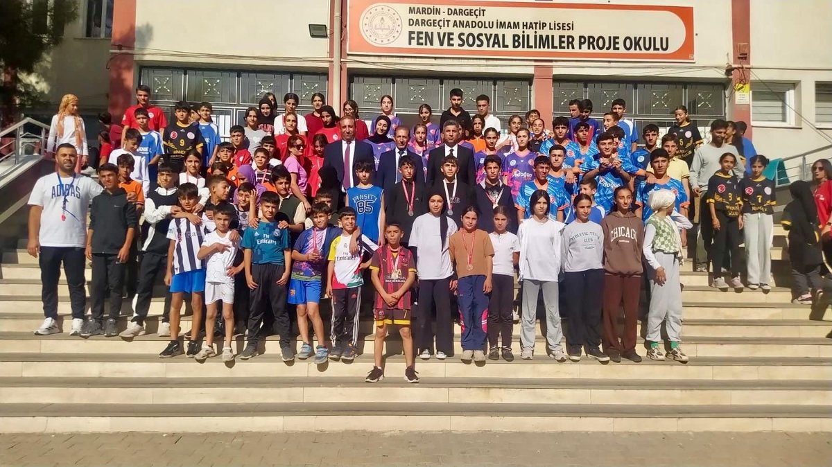 İlçemizde  düzenlenen Eşref Aydın Bölgesel İl-İlçe Karmaları ve Kurumlar Kros Ligi Seçmelerinde okulumuz adına U-14 Kızlar-Erkekler grubunda ;
Kızlarda Nurhan Ağar ilçe 3’ üncüsü Erkeklerde Taha Yasin Gümüş ilçe 3’üncüsü olmuştur. 
<a href="/Dargecit_MEM/">Mardin Dargeçit ilçe Milli Eğitim Müdürlüğü</a> 
<a href="/Selmangez/">Selman gezici</a> 
<a href="/menesipek/">Muhammed Enes İpek</a>