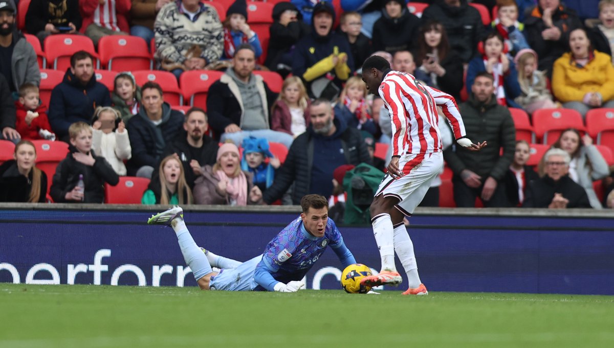 bbcbristolsport's tweet image. 🔴⚪️Coming up on Sound of the City from 6⃣⬇️

⚽️We conduct a post mortem into Saturday defeat for the men with @ELJones95 &amp;amp; @RobinNestBCFC 
⚽️Chat to City Women&apos;s Gemma Lawley after their win at Sunderland
⚽️Hear from @RobinsFound as part of the EFL Week of Action
⚽️Chat to…
