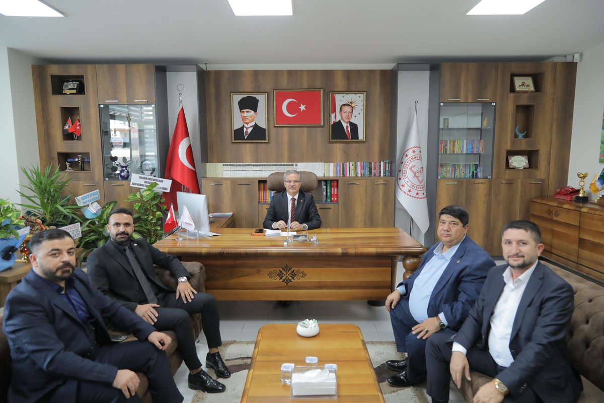 Gaziantep İl Millî Eğitim Müdürlüğüne atanan Sayın Dr. Önder Arpacı’ya hayırlı olsun ziyaretinde bulunduk.

Kıymetli Başkanım Şıho Kelleci ve yol arkadaşlarım Fevzi Öztürk ile İbrahim Latif Kalkan’la birlikte mesleğimizle ilgili verimli ve güzel istişarelerde bulunduk.

Nazik