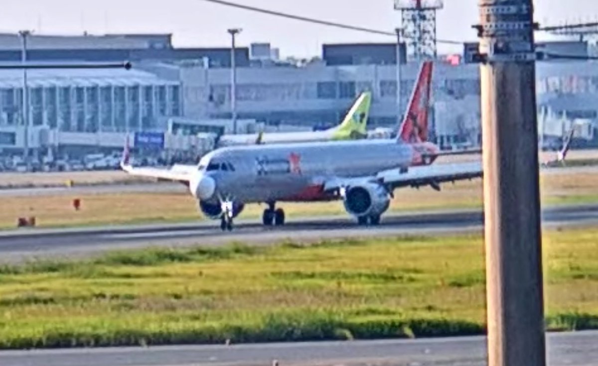 4iuv3KDdMn1YDx5's tweet image. ジェットスター🍊 、鼻白🤣
目立ちますね🤭
いつも夜来るので見えてませんでしたがいつからなんでしょうね？
#福岡空港ライブカメラ
#福岡空港
#JETSTAR 
#JA26LR 
#レドーム