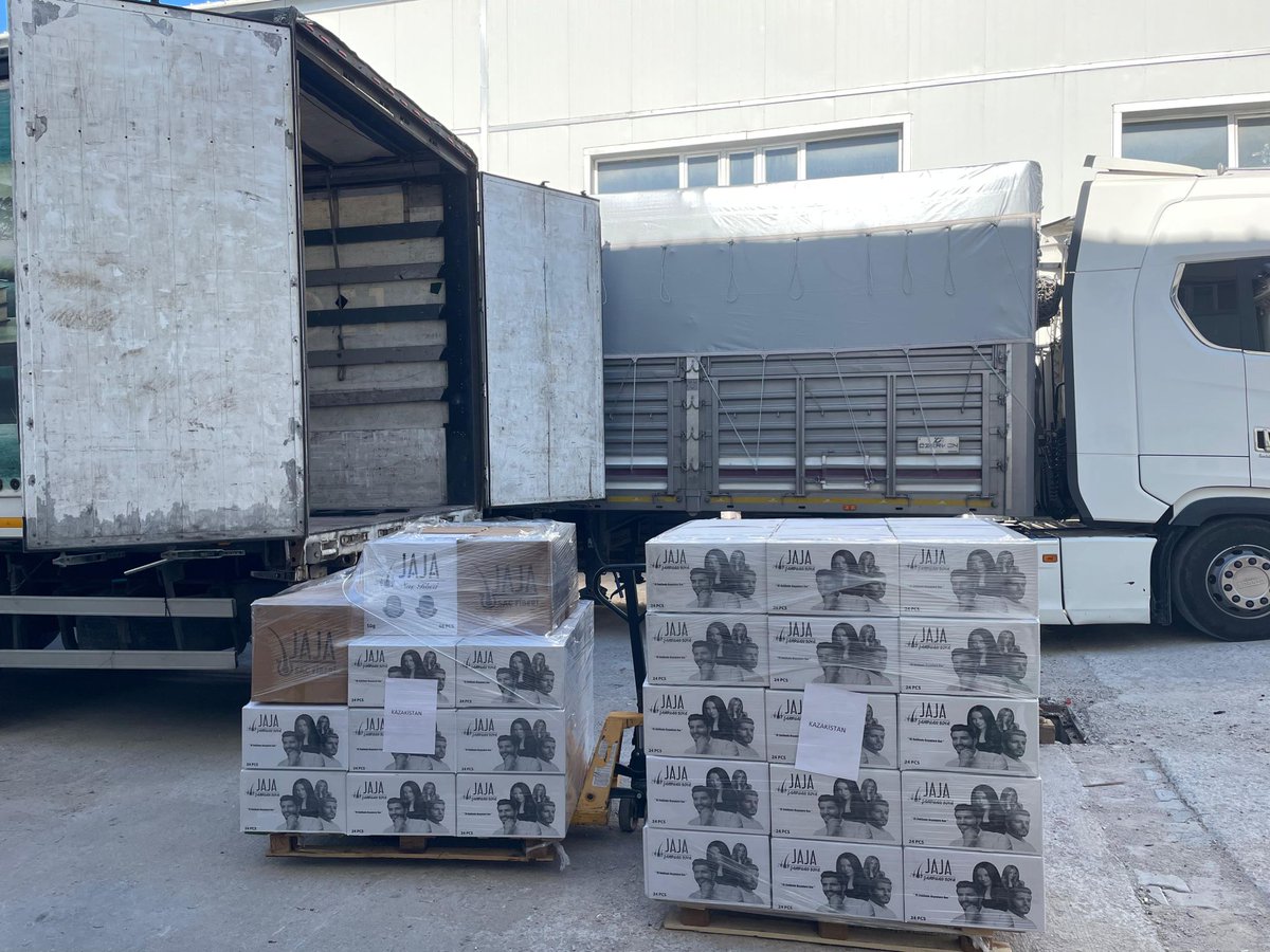 Daralan iç pazardan çıkış yolu: İHRACAT!
VAN İŞGEM bünyesinde saç boyası ve saç fiberi üretimi yapan JAJA COSMETIC, ihracat yaptığı ülkelere bir yenisini ekleyerek Kazakistan’a ilk ihracatını başarıyla gerçekleştirdi!