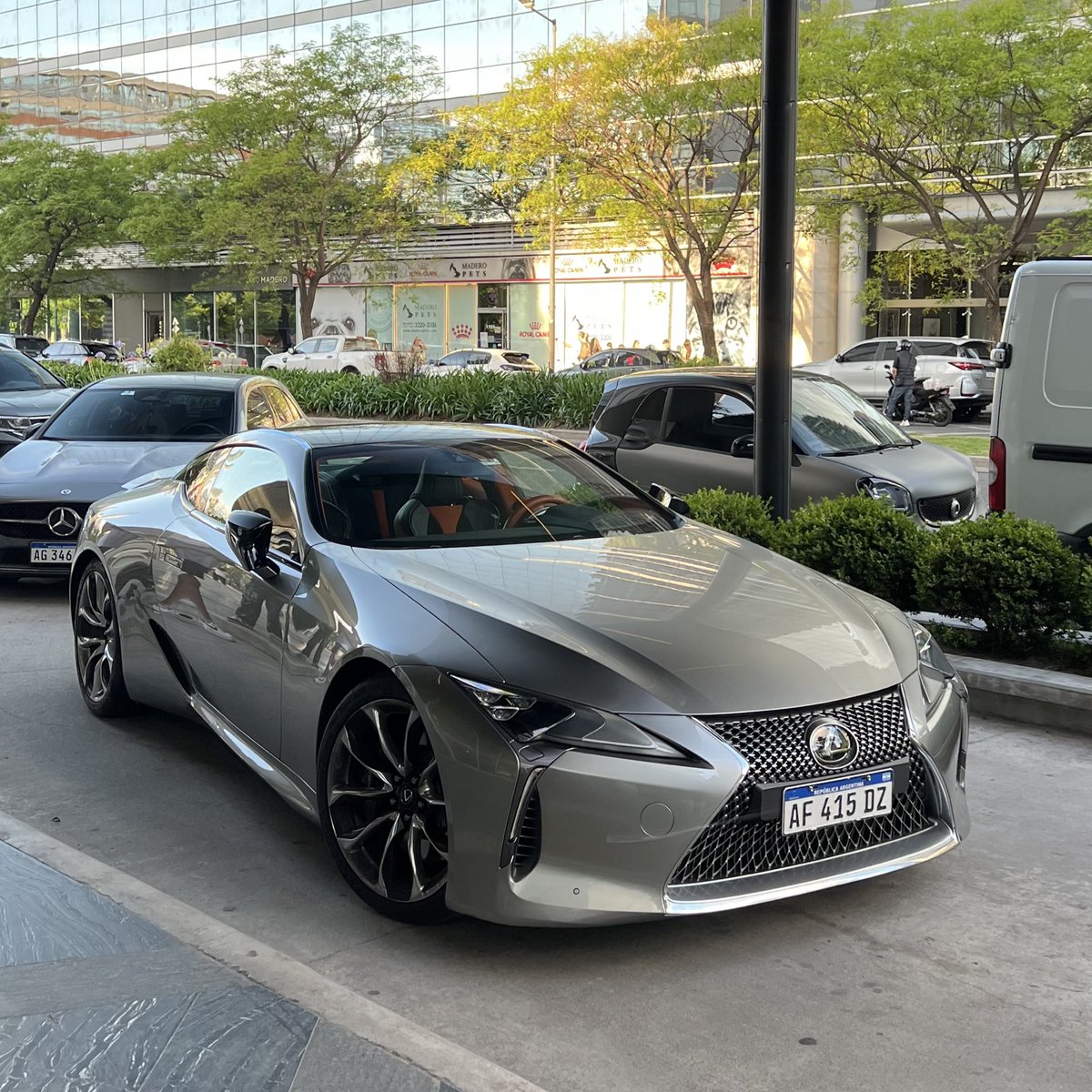 tomicarrs's tweet photo. Como la pegó Lexus con el diseño de esta cosa, es una nave espacial. https://t.co/DZBym8auqd
