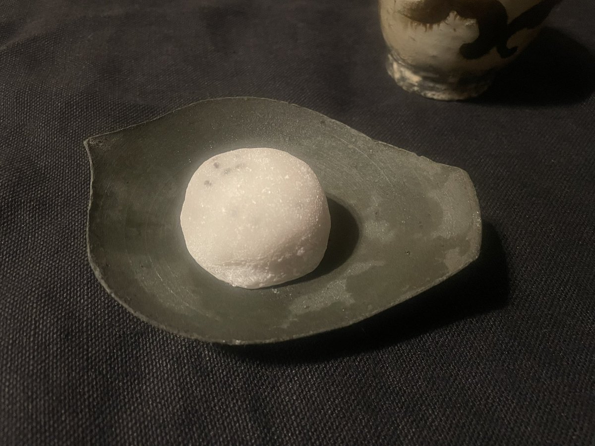 11月のはじまりなので亥の子餅。ほわほわ赤ちゃんの肌のような求肥に包まれたくるみ入りの粒あん。程よい甘さで美味。