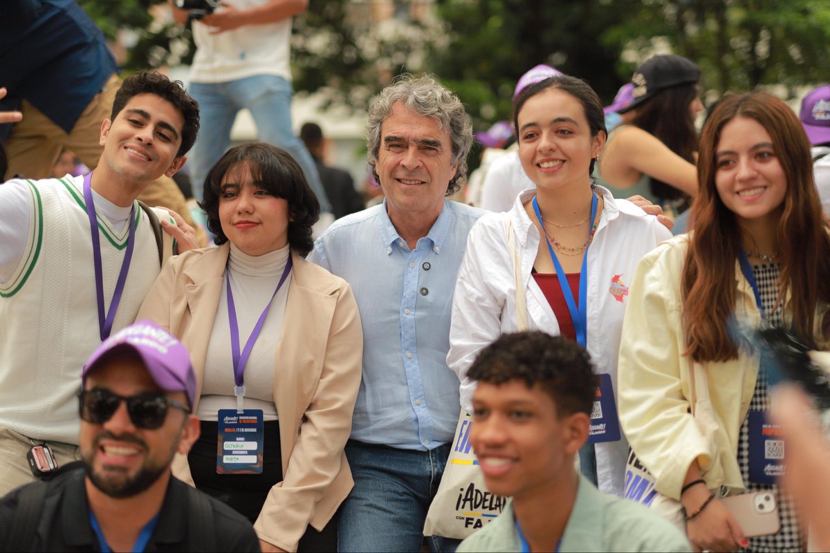 Le están haciendo coqueteo a Fajardo por todos lados porque viene haciendo una campaña sólida e independiente. 

Lo importante es que la ciudadanía tome el camino hacia Adelante por amor a Colombia. 

Un Estado bien ejecutado con eficiencia y con manos limpias.