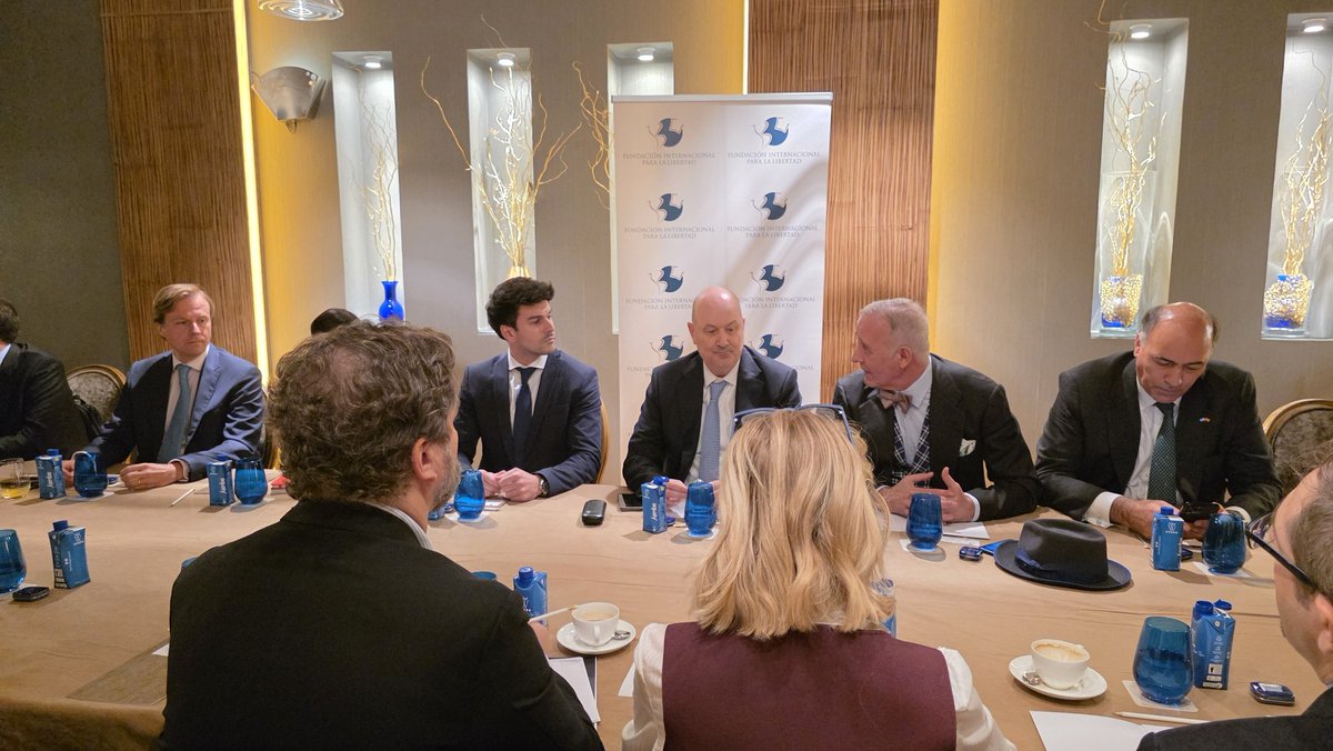 FEDERICO STURZENEGGER | Esta mañana se ha realizado una reunión de la Fundación Internacional para la Libertad junto a Federico Sturzenegger, Ministro de desregulación y Transformación del Estado de Argentina.
En la misma estuvieron presentes Esperanza Aguirre e Iván Espinosa de