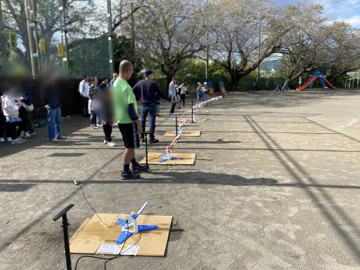 午前中は、竹園小学校のペットボトルロケットに出張。
天気も良く、子ども達の歓声も聞けて、楽しくお手伝いしてきました。