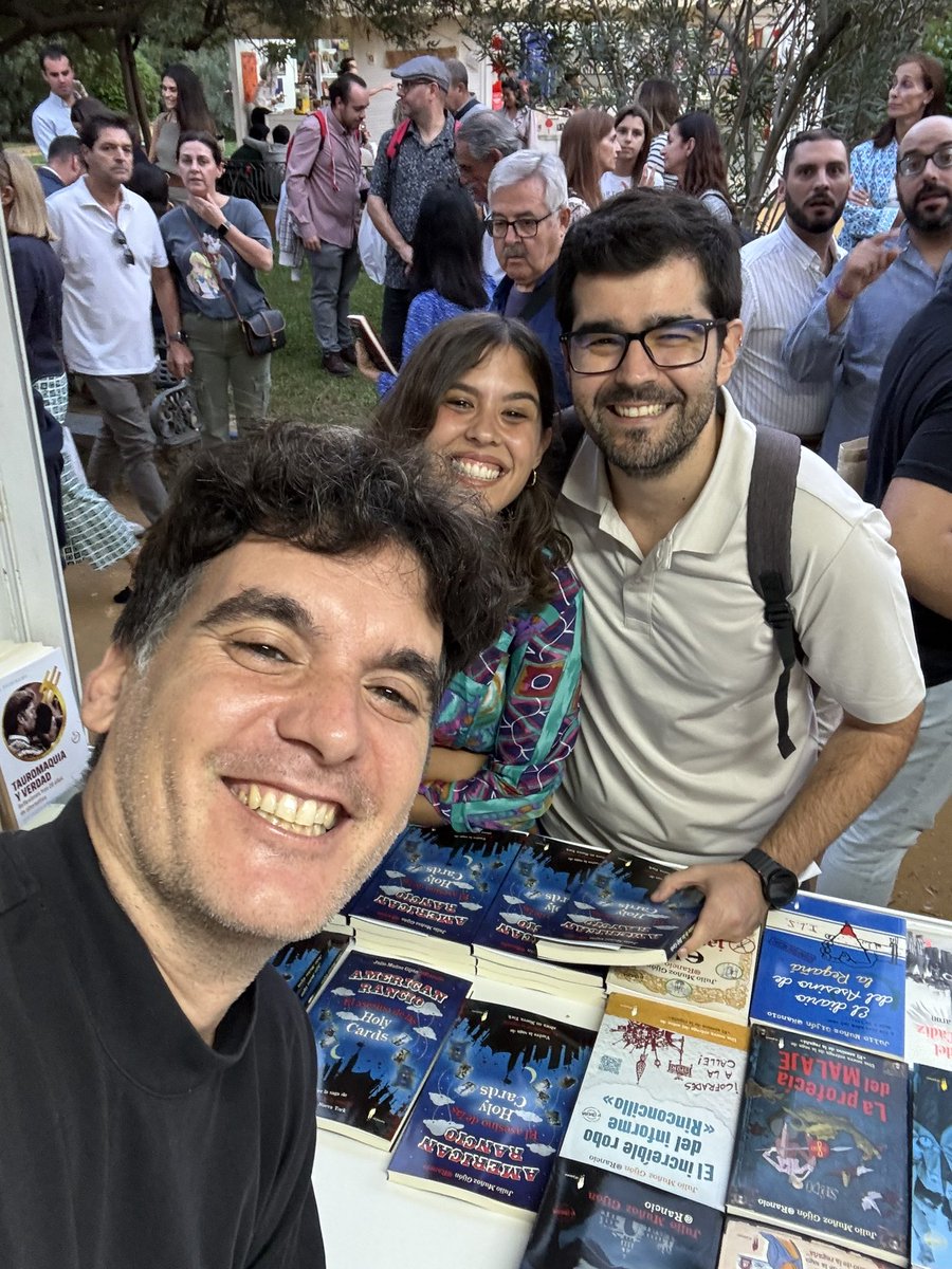 Los libros son maravillosos. Este chico vino a una firma hace 12 años para regalarle un libro a una chica con la que empezaba. ¡Ayer vinieron los dos en su aniversario a por el nuevo! Qué cosa más bonita