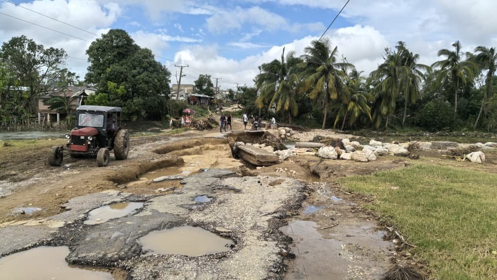 📣 En Santiago de 🇨🇺 tiene máxima prioridad la recuperación de la ruta de fibra que conecta III Frente, único municipio incomunicado 📲☎️. Se ha dado solución a 5 daños y restan 10 de alta complejidad. Se trabajará sin descanso para restablecer el servicio 💪. 
#EtecsaConCuba