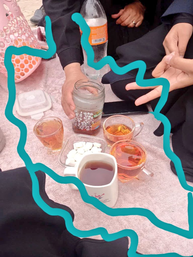 Ameniy_N's tweet photo. بسیجیها ی امروز سر مشق خودشون رو از بسیجی‌های دیروز گرفتند.
هستیم بر آن عهد که بستیم
#مدرسه_عشق https://t.co/3GxsLwYJgj