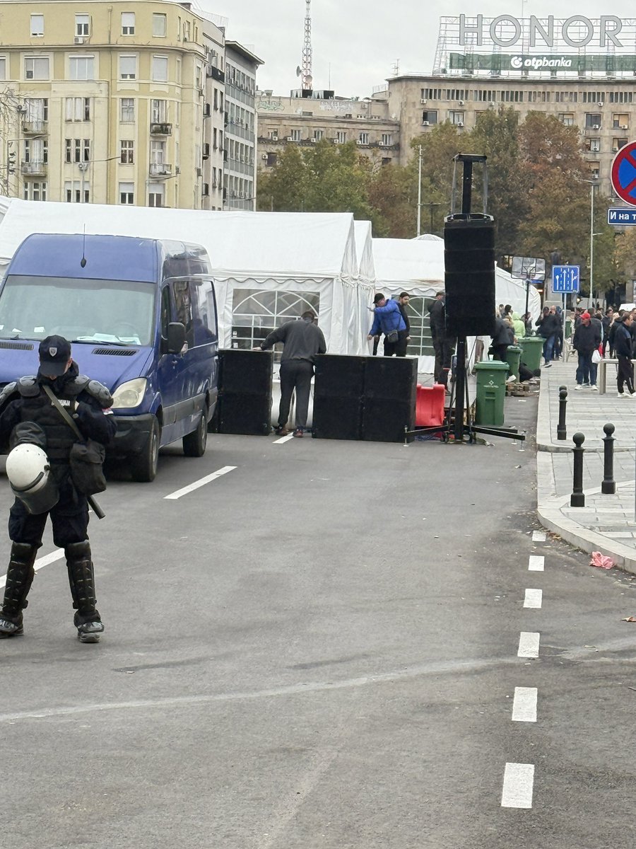 Lulamey1's tweet photo. Radikalski okot sprema novo zlo za večeras. Još veći zvučnik okrenut ka šatoru Dijane Hrke. Pa vi gledajte nek vam bude svejedno i dalje. https://t.co/nRNGZ4uj8t