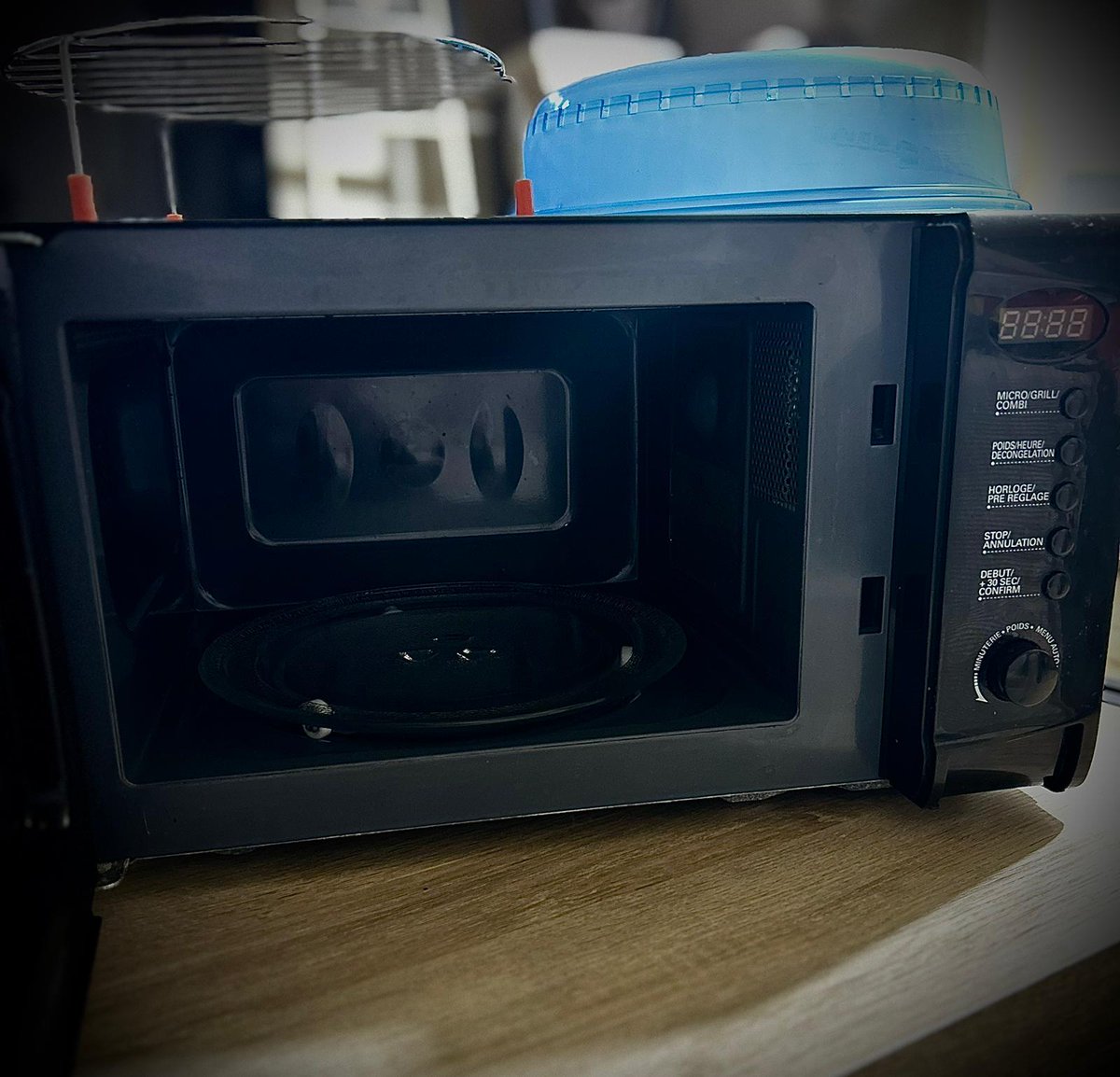 Wesh le zoo, je donne mon ancien micro-onde !

Si y a un petit frère ou une petite sœur de la commu qui a besoin d'un micro-onde, envoyez dm.

Remise en main propre ce dimanche à l'espot paris.

RT apprécié