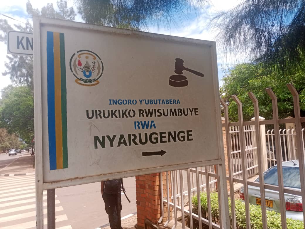 mutungirehesamu's tweet image. #BREAKING : Inteko y'abacamanza batatu, mu rukiko rwisumbuye rwa Nyarugenge iburanisha urubanza rwa Mbonyianshuti Gilbert, uzi nka #Kamarade, yiseguye ku baje kumva isomwa ry'urubanza ko rutari busomwe kuko imaze iminsi abayigize baburanisha izindi manza bituma bigorana guhura.