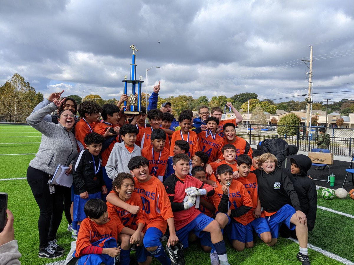 FrontierSchools's tweet image. #FSIMiddle’s boys’ soccer team brought home 1st place with an incredible 3–1 victory against Academie Lafayette! 🏆⚽

Their hard work, teamwork, and determination paid off in an unforgettable championship match. Way to go, Tigers! 💪🔥
