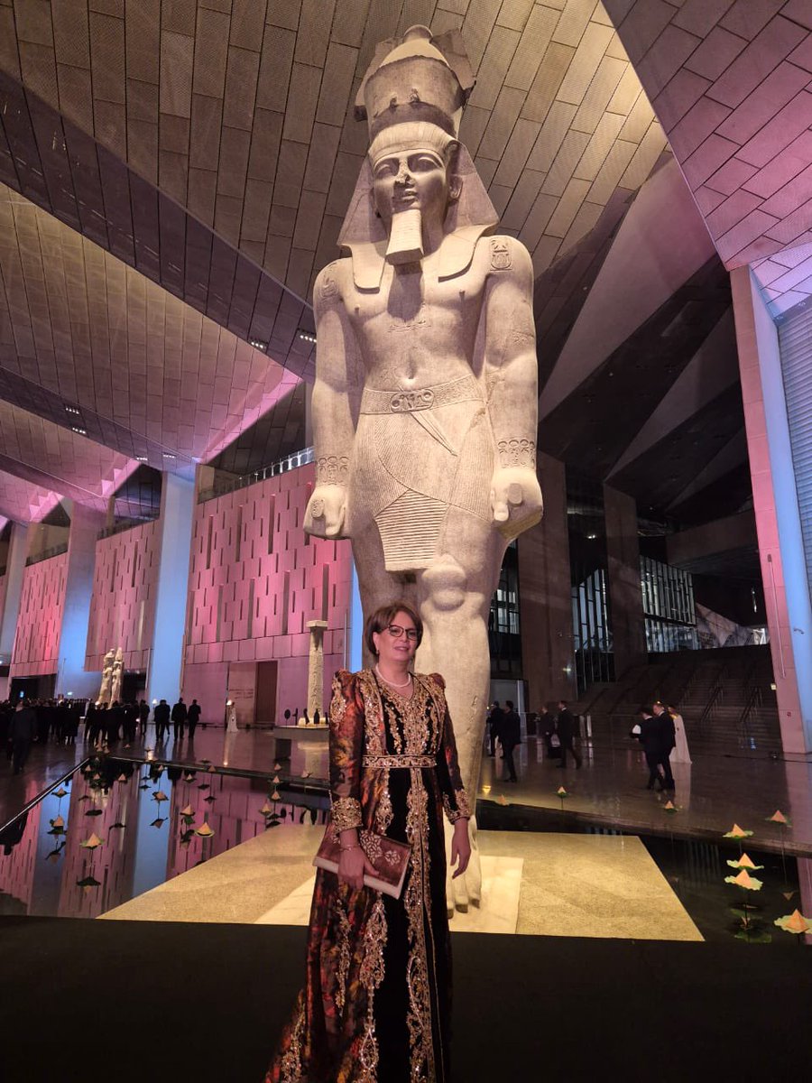 تشرفت بتكليف رئيس الجمهورية السيد عبد المجيد تبون، لحضور الافتتاح الرسمي للمتحف المصري الكبير، تحفةٌ حضارية تُجسّد عبقرية الإنسان وتخلّد ذاكرة التاريخ.
كانت المناسبة فرصةً للقاء شخصيات سياسية وثقافية بارزة، ولتأكيد مكانة الثقافة كجسرٍ راقٍ للدبلوماسية وتعزيز التقارب بين الشعوب.