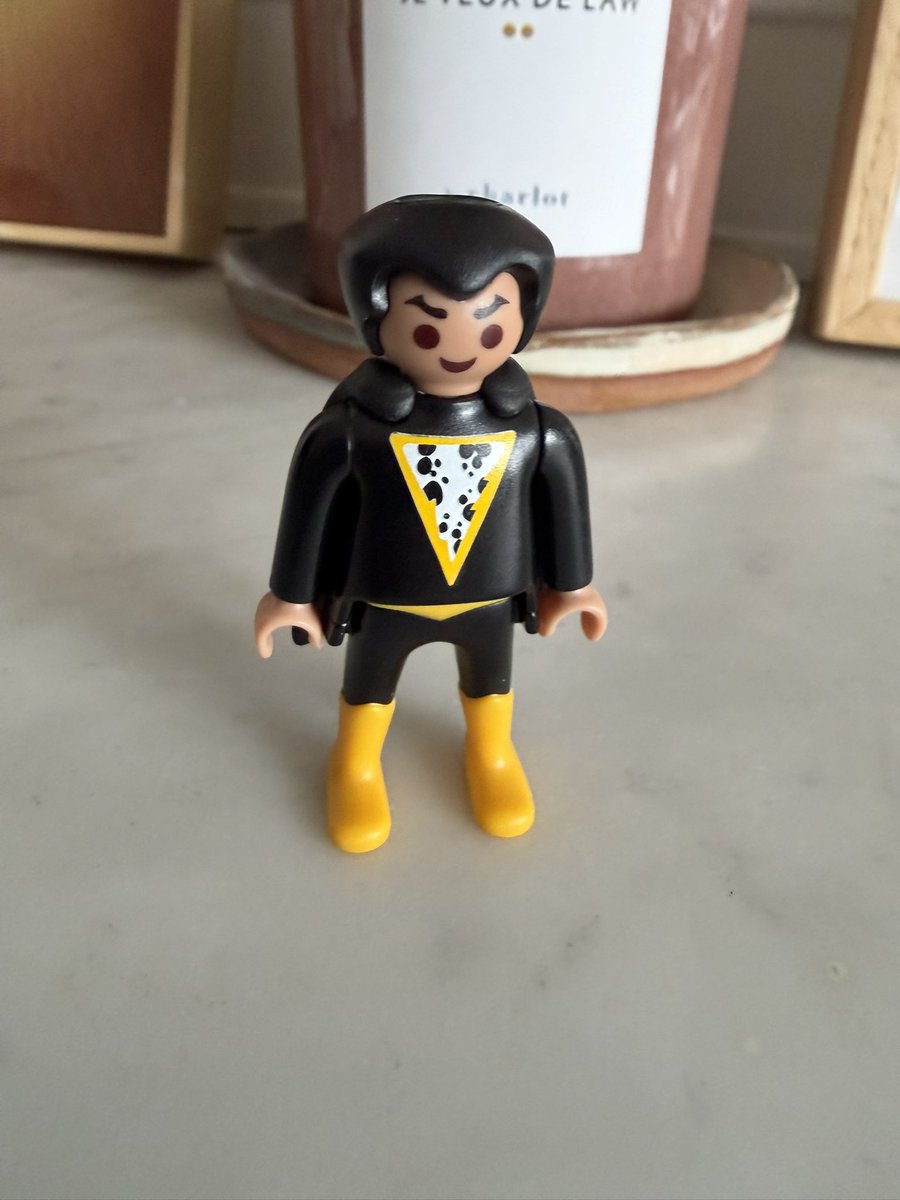 Toujours pas de Batman… juste un mec qui ressemble à la fois à Dracula et Wolverine mais avec une cape…