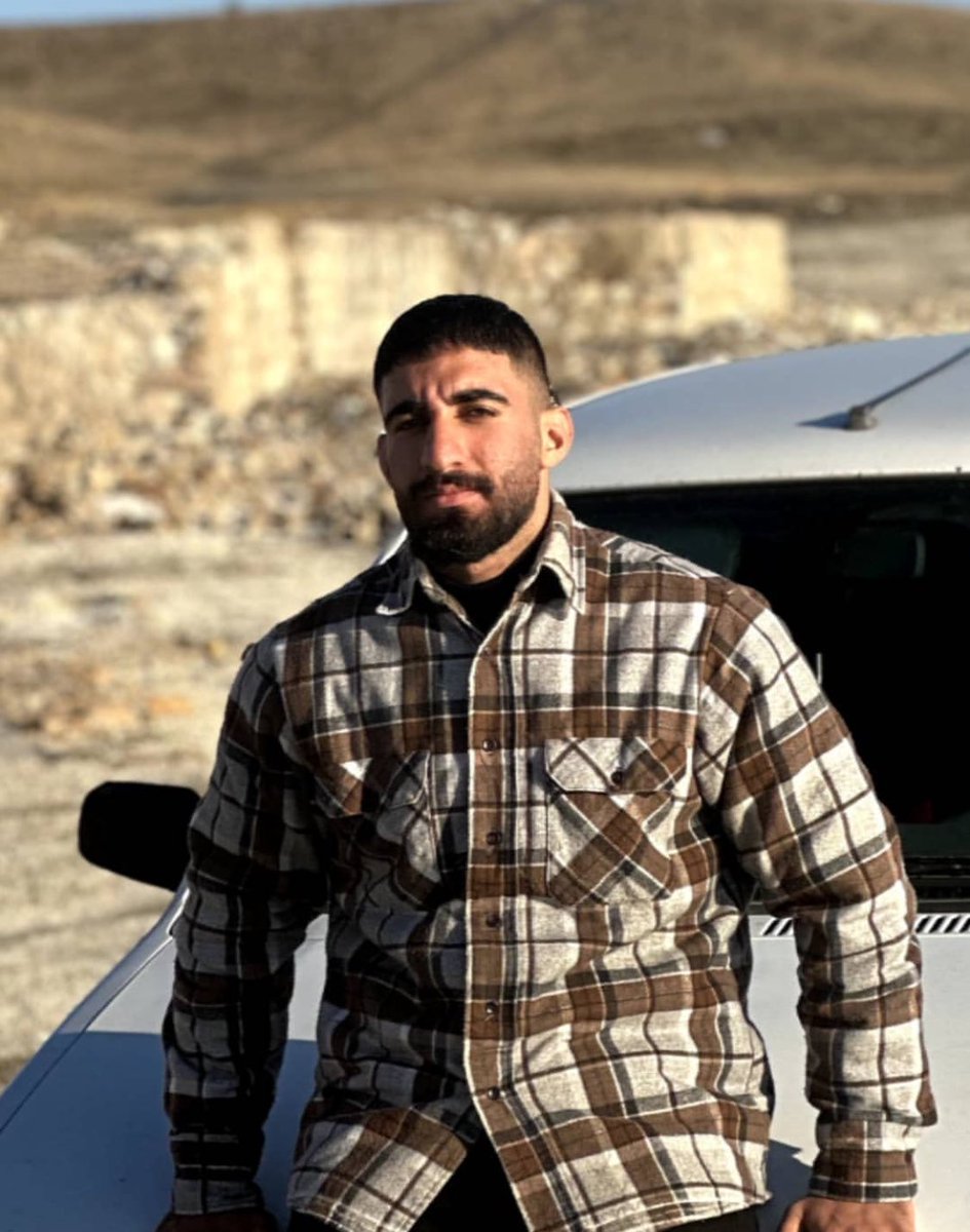 مردم در مراسم خاکسپاری #امید_سرلک شعار دادند:
مرگ بر خامنه‌ای
این گل پرپر شده هدیه به میهن شده