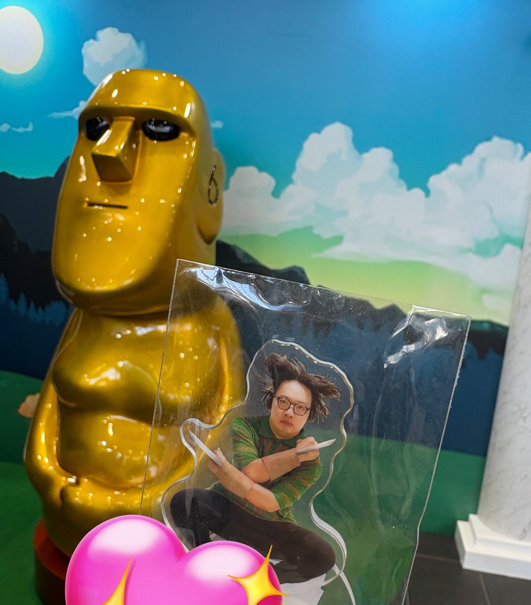 そういえば🗿展にも行き、サイン見れました🙌チャンネルメンバーも降臨しておりファンサが丁寧で震えました（そんな風には見えない写真）