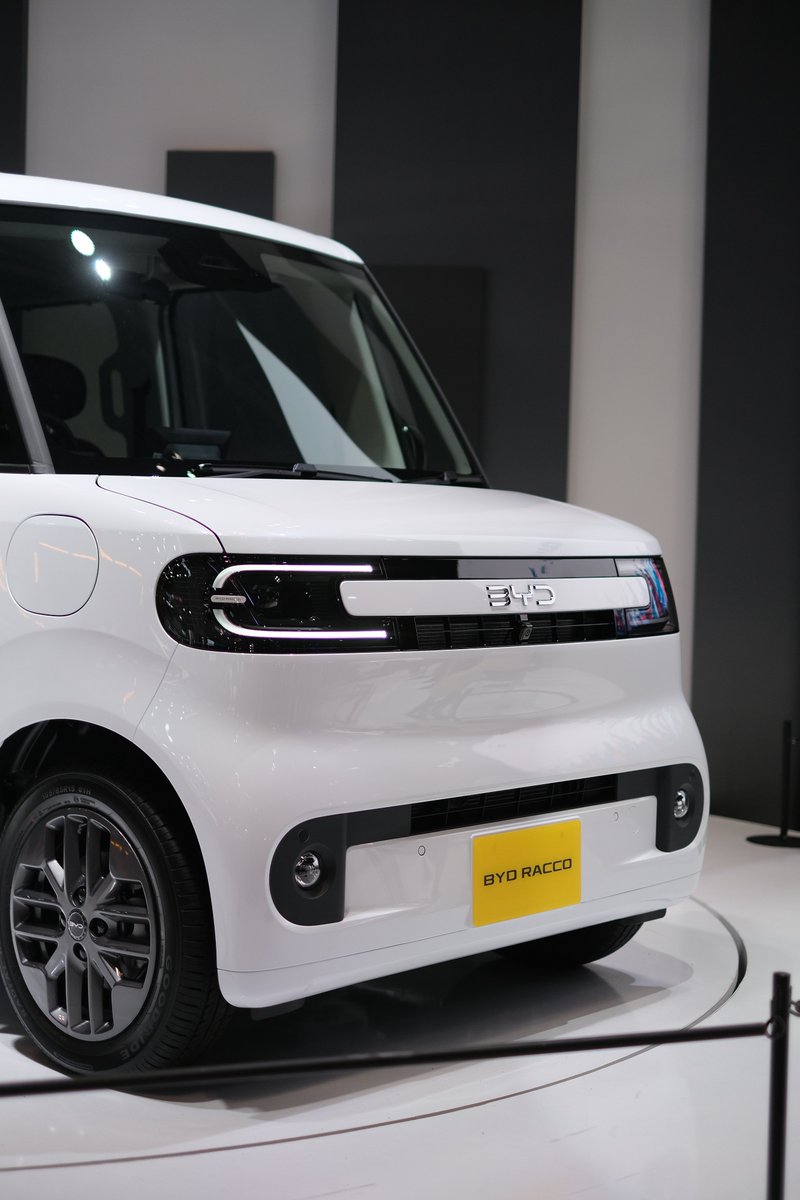 fie_kaede's tweet image. そっちの筋の人にまじまじ眺められてたBYDのラッコちゃん
作りはシーガルと似た感じで、Atto3みたいにバッテリー容量のためにリアサスがストラット…みたいなことはしてないね
7/6製造のLFP、224Vは電圧的に大分低いけれど36.0kWhは逆にかなり大容量。レンジは下手すると300km見えちゃうのかしら