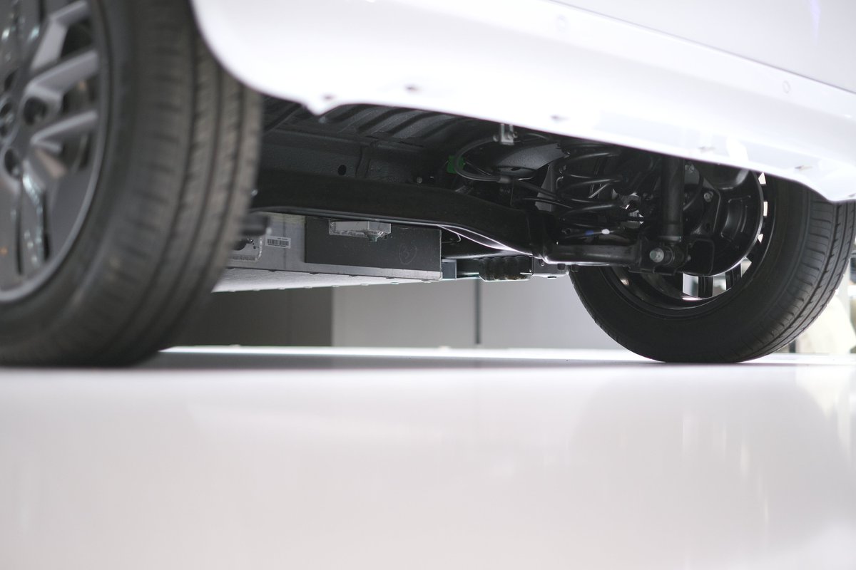 fie_kaede's tweet image. そっちの筋の人にまじまじ眺められてたBYDのラッコちゃん
作りはシーガルと似た感じで、Atto3みたいにバッテリー容量のためにリアサスがストラット…みたいなことはしてないね
7/6製造のLFP、224Vは電圧的に大分低いけれど36.0kWhは逆にかなり大容量。レンジは下手すると300km見えちゃうのかしら