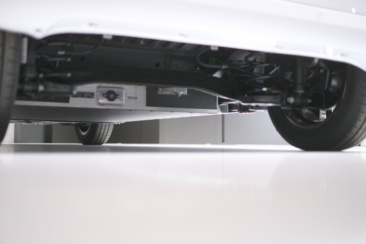 fie_kaede's tweet image. そっちの筋の人にまじまじ眺められてたBYDのラッコちゃん
作りはシーガルと似た感じで、Atto3みたいにバッテリー容量のためにリアサスがストラット…みたいなことはしてないね
7/6製造のLFP、224Vは電圧的に大分低いけれど36.0kWhは逆にかなり大容量。レンジは下手すると300km見えちゃうのかしら