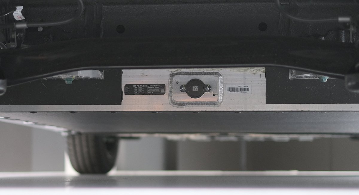 fie_kaede's tweet image. そっちの筋の人にまじまじ眺められてたBYDのラッコちゃん
作りはシーガルと似た感じで、Atto3みたいにバッテリー容量のためにリアサスがストラット…みたいなことはしてないね
7/6製造のLFP、224Vは電圧的に大分低いけれど36.0kWhは逆にかなり大容量。レンジは下手すると300km見えちゃうのかしら