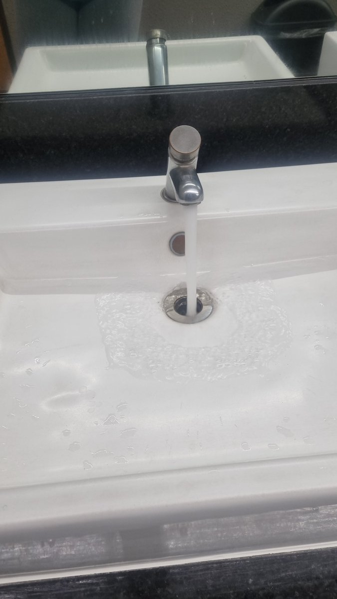 chiomonay's tweet photo. @SmartFitMx #anfora Pésimo servicio.  Niegan regaderas, por que solo pudieron 1 pipa, sucia con cucarachas en baños y aparatos, sin música; sin pantallas; sin actitud de servicio #pesimo https://t.co/6FGfIzFvtE