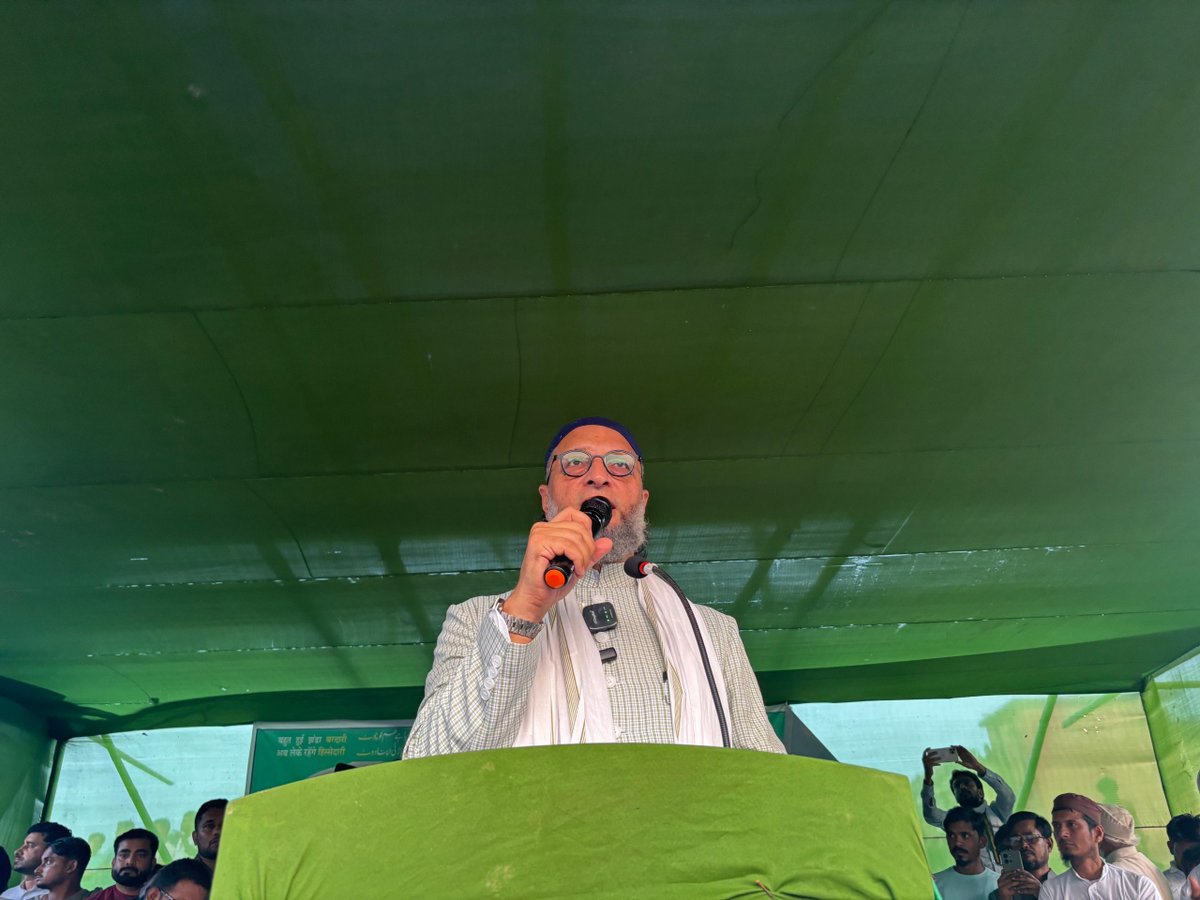 aimim_national's tweet image. AIMIM अध्यक्ष बैरिस्टर @asadowaisi साहब ने आज हाई स्कूल, अमौर में AIMIM उम्मीदवार जनाब अख्तरुल ईमान साहब के समर्थन में एक विशाल जनसभा को संबोधित किया और अवाम से अपील की कि 11 नवम्बर को पतंग निशान पर बटन दबाकर @Akhtaruliman5 साहब को एक बार फिर कामयाब बनाएं और उन्हें विधानसभा…