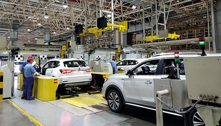 JoseMaGarciaSua's tweet photo. 🚗 El grupo automovilístico chino SAIC ha reactivado su plan de instalar su primera fábrica en Europa, eligiendo España como principal candidata. #MCE26

Una delegación de la compañía visitó recientemente Valencia y Galicia para evaluar terrenos de alrededor de 1 millón de m², con el objetivo de construir una planta desde cero.

La empresa busca ubicaciones cercanas a puertos y parques de proveedores del sector para optimizar su logística.

La iniciativa, inicialmente frenada por los aranceles de la Unión Europea a los coches eléctricos chinos, vuelve a cobrar fuerza tras haberse planteado incluso la opción de Marruecos.

Ahora, Sagunto (Valencia) y Galicia encabezan las posibilidades, mientras que Zaragoza y Barcelona quedan descartadas.

SAIC, propietaria de la marca MG, prevé vender 300.000 vehículos en Europa en 2025, cifra que haría rentable la producción local.

La decisión final sobre la ubicación de la planta se tomará en breve.

Además, la compañía ha reforzado su presencia en España con la apertura de un almacén de recambios en Guadalajara —el cuarto en Europa—, de 10.000 m² y 35 empleados, desde el que se gestionan 1.500 referencias para su red de concesionarios.

En total, SAIC Motor Spain y @MGMotorEspana generan más de 1.500 empleos directos y 4.000 indirectos, consolidando a España como un centro logístico clave para el sur de Europa.