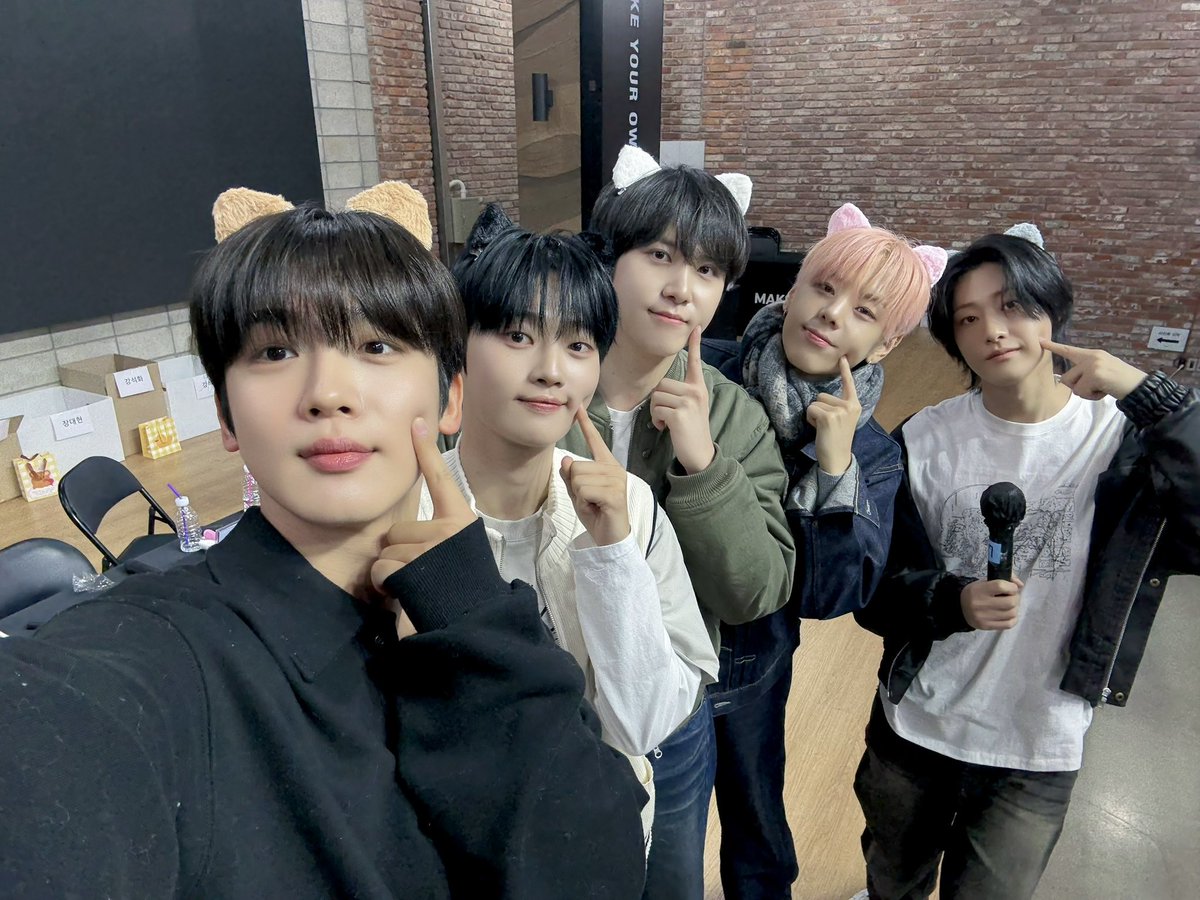 Junchacco01's tweet photo. 대현이랑 석화짱 머리색이랑 짱잘어림 ㅠㅠ 5개 다 샀어 다행이다 https://t.co/KtC15SmC3X