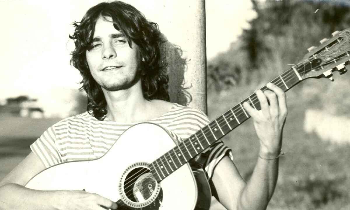 Meu pai me colocou nesse trem de doido quando eu era moleque e eu sou muito grato a ele por, desde muito cedo, ser sócio do clube da esquina. 

Lá se vai mais um dia, Lô.