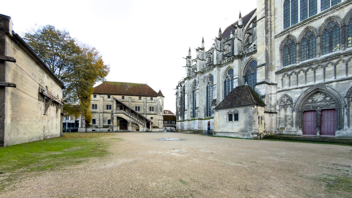 SteeveBlanchet's tweet photo. Cathédrale de Meaux https://t.co/CVCVmgFKPC
