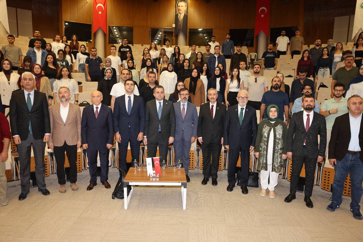 cukurovaedutr's tweet photo. 🕊️Çukurova Üniversitesi “Uluslararası Hukuk Bağlamında Savaş ve Çatışma” Konferansına Ev Sahipliği Yaptı
Çukurova Üniversitesi, Filistin'de yaşanan uluslararası hukuk ve insan hakları ihlallerinin ve çatışmaların hukuki boyutlarının tartışıldığı önemli bir etkinliğe ev sahipliği yaptı. 🇵🇸
 “Uluslararası Hukuk Bağlamında Savaş ve Çatışma Konferansı”, Anayasa Hukukçuları Derneği, Uluslararası Hukukçular Birliği, Türkiye Hukuk Platformu, Sivil Toplumla İlişkiler Genel Müdürlüğü ve Çukurova Üniversitesi iş birliğinde düzenlendi.
Açılış konuşmalarında, İstanbul 2 No’lu Baro Başkanı Av. Yasin Şamlı, UHUB Başkan Yardımcısı Av. Hüsnü Tuna ve Çukurova Üniversitesi Rektörü Prof. Dr. Hamit Emrah Beriş, savaş ve çatışma dönemlerinde uluslararası hukukun korunmasının evrensel bir sorumluluk olduğunu vurguladılar.
🔹 Prof. Dr. Fatih Yahya Ayaz – “Çatışmanın Kaynağı Olarak Siyasi Siyonizm”
🔹 Doç. Dr. Berat Akıncı – “Trump Planı Sonrası Gazze: Gerçek Bir Barış mı, Kontrollü Bir Statüko mu?”
🔹 Dr. Öğr. Üyesi Mehmet Emre Yıldız – “Filistin’de İşlenen Fiillerin Uluslararası Suçlar Bakımından Değerlendirilmesi” başlıklı sunumlarını gerçekleştirdiler. 
Konferansın oturum başkanlığını Rektör Yardımcısı Prof. Dr. Ömer Korkut yürüttü.
Sunumlarda; Filistin’de yaşanan ihlaller, savaş suçları, devletlerin uluslararası sorumlulukları ve barış inşası gibi konular akademik bir perspektifle ele alındı.
#ÇukurovaÜniversitesi #ÇÜBilim #Hukuk #UluslararasıHukuk #SavaşveÇatışma #Akademi #Bilimİletişimi