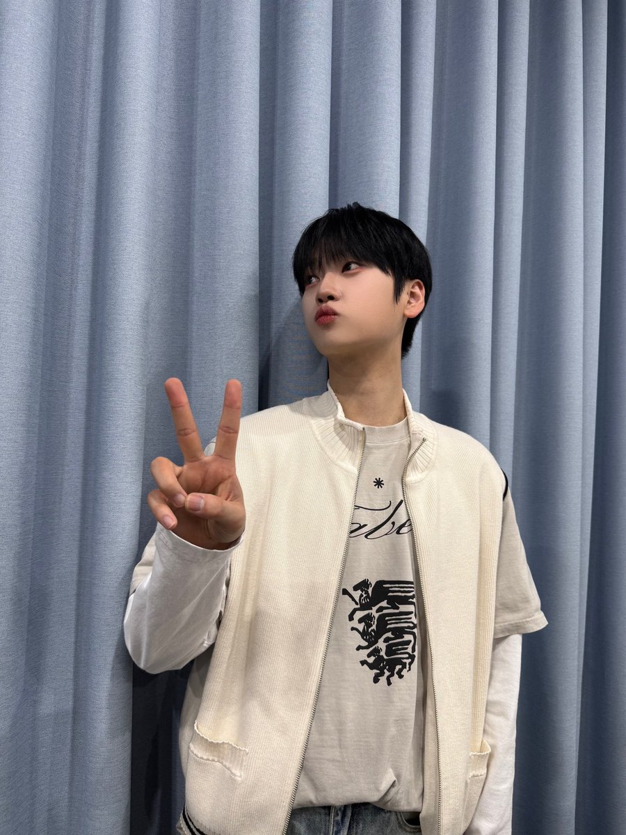 WEi__Member's tweet photo. [#석화] 🖤✌🏻캉 https://t.co/JrposYSfMA
