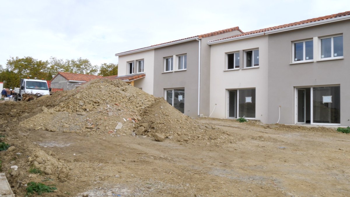 🏡 #Aude : À #Castelnaudary, 10 logements T4 en location-accession seront livrés début 2026, offrant un parcours sécurisé vers la propriété pour les ménages modestes, avec TVA réduite à 5,5% et exonération de taxe foncière sur 15 ans. 🔗 bit.ly/4oKBOQS #LogementSocial