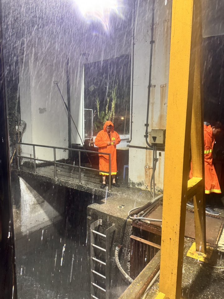 นี่คือภาพตัวอย่างของขยะที่ไม่ได้ถูกแยก 
และไม่ถูกทิ้งอย่างถูกต้อง
.
ฝนยังคงตกหนักในทุกพื้นที่ กทม. ขณะเดียวกัน พี่ๆ เจ้าหน้าที่ทุกเขตยังคทำงานกันอย่างหนักหน่วงเพื่อดูแลทุกพื้นที่ให้ไม่มีน้ำท่วมขัง
.
ส่วนภาพนี้ เป็นภาพจากพี่ๆ #เจ้าหน้าที่เขตบางนา ที่กำลังลงพื้นที่ตักขยะริมคลอง