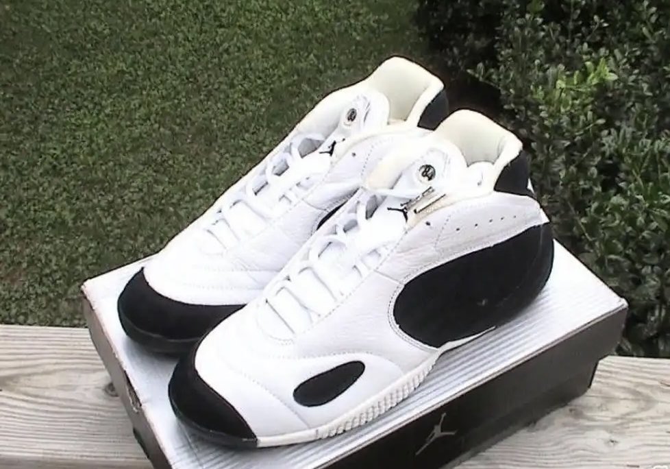 FocusedKicks's tweet image. Jordan Mossified in the 7th grade. I remember my mom giving me a $100 bill in the mall and said get what you want, my bro and sis went and got food, i went straight to foot locker.