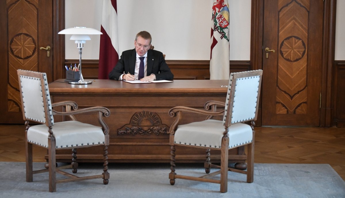 3. novembrī Valsts prezidents <a href="/edgarsrinkevics/">Edgars Rinkēvičs</a> nosūtījis Saeimai otrreizējai caurlūkošanai likumu “Par izstāšanos no Eiropas Padomes Konvencijas par vardarbības pret sievietēm un vardarbības ģimenē novēršanu un apkarošanu”

🔗president.lv/lv/jaunums/val…