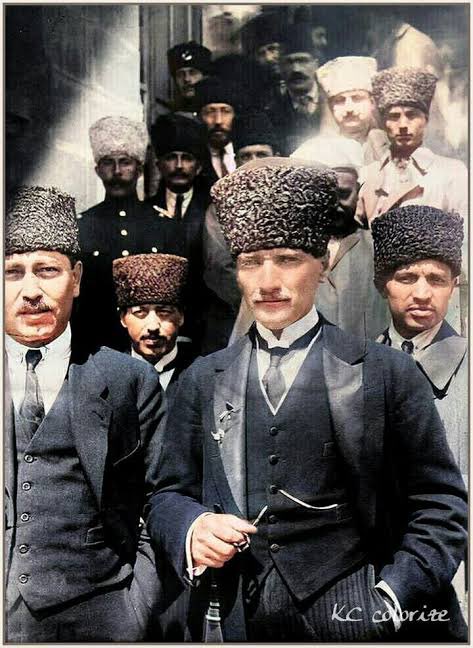 kim kaldı 
müdafaa-i hukuk cemiyeti'nden 
avcı ceketi 
körüklu çizme 
astragan kalpak 
bazen `ittihatçı' 
hafif `iştirakiyun' 
öfkeli kaşları salkım saçak 
kumral bıyıkları mahzun 
hani felaket tütün içerler 
ceplerinde idam fermanları 
bellerinde Söğüt yaprağı bıçak 
A. İlhan