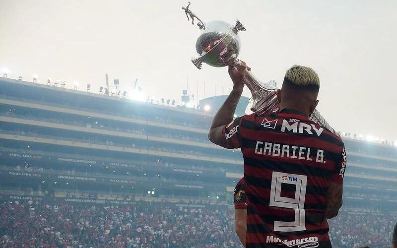 joaohbernaardo's tweet photo. obrigado 3 de 29:

obrigado a ele, o 00, Gabriel Barbosa. nada mais justo agradecê-lo no dia que marca 1 ano do último ato. se onde tem Gabigol, tem Flamengo, o inverso tbm: sua alma com nós em Lima, pelo tetra! https://t.co/onTgOumNZN
