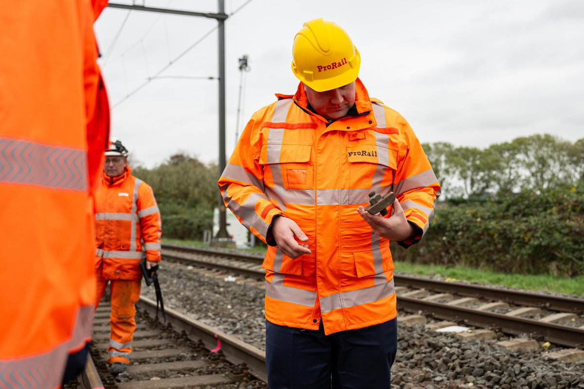Vorige week was er een vreselijk ongeluk bij Meteren, waarbij een trein op een vrachtwagen klapte. Ik kreeg een toelichting over de aanpak en de status van de werkzaamheden. De schade is gigantisch, maar het is de bedoeling om binnen een week deze spoorverbinding weer te openen.