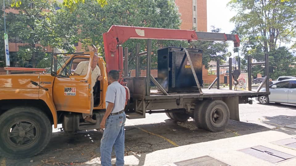 Que felicidad! Finalmente llegó el transformador de 500kva! La comunidad lo agradece 
<a href="/CorpoelecInfo/">Corporación Eléctrica Nacional</a> <a href="/VO_2K/">Los Dos Caminos</a>